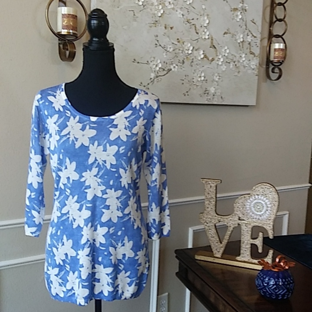 Blue and White Floral 3/4 Sleeves Sweater Top by Emily Daniels. Size PM - Picture 9 of 15
